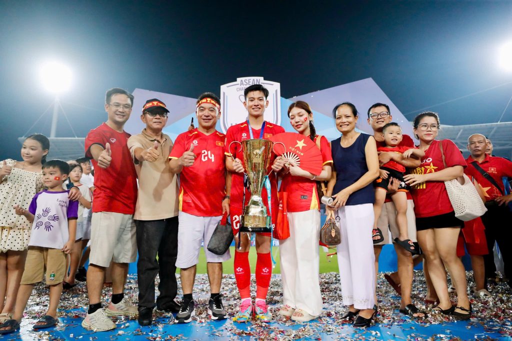 OK9 - Văn Hậu, Quang Hải rạng rỡ ăn mừng chức vô địch ASEAN Cup 1 OK9 - Văn Hậu, Quang Hải rạng rỡ ăn mừng chức vô địch ASEAN Cup